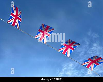 Union-Jack-Flaggen vor blauem Himmel Stockfoto