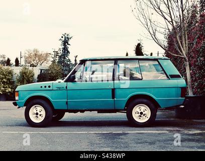 Ein Range Rover Classic mit 2 Türen in ungewöhnlicher blauer Farbe Stockfoto
