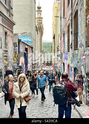 Touristenattraktion Hosier Lane, beliebt bei Touristen, um die Straßenkunst zu sehen, Melbourne Victoria Australien Stockfoto