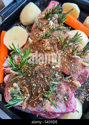 Lammkeule vor dem Kochen mit Kräutern und Gewürzen Stockfoto