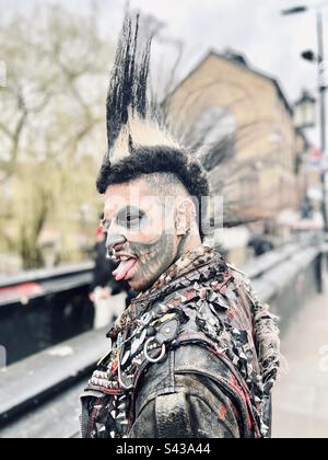 Ein britischer Punk-Mann in der Camden Market Area in London, Großbritannien. Stockfoto