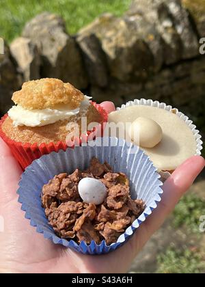 Hausgemachte Osterkuchen – Simnel Cupcake, Cornflakes mit Schokolade und Cupcake mit Schwamm Stockfoto