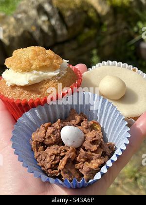 Hausgemachte Osterkuchen – Simnel Cupcake, Cornflakes mit Schokolade und Cupcake mit Schwamm Stockfoto