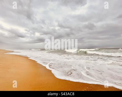 Südwestlich Frankreichs Küstenlandschaft von den Landes. Leben an der Atlantikküste. Ruhige Szene. Friedlicher Spaziergang am Strand. Eins mit der Natur. Panoramablick auf den Strand an einem bewölkten Tag. Stockfoto
