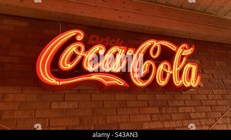 Coca-Cola-Neonschild in einer öffentlichen Sportanlage Stockfoto