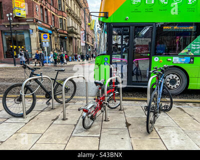 Fahrräder und grüner Bus im Stadtzentrum von Leeds Stockfoto