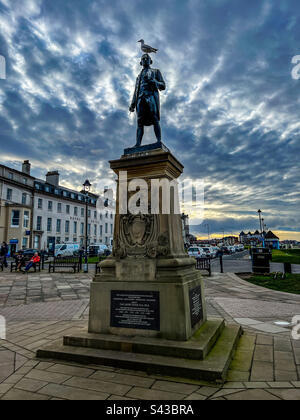 Captain James Cook Monument am West Cliff in Whitby North Yorkshire mit bewölktem Himmel Stockfoto