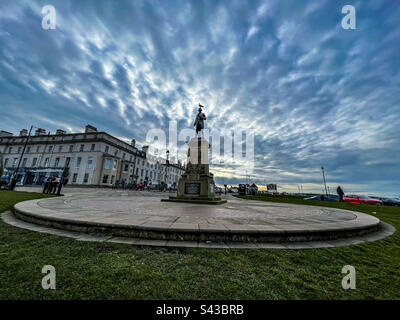 Captain James Cook Monument am West Cliff in Whitby North Yorkshire mit bewölktem Himmel Stockfoto