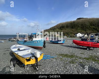 Am Strand von Portallow in Cornwall im Südwesten Englands sind Fischerboote zu sehen. Stockfoto