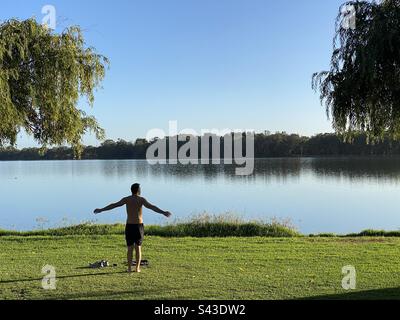 Ein Mann, der am Lake Monger in Perth, Australien, arbeitet. Stockfoto