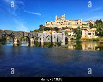 Die Alte Brücke und die St. Nazaire Kathedrale in Beziers. Okzitanien, Frankreich Stockfoto