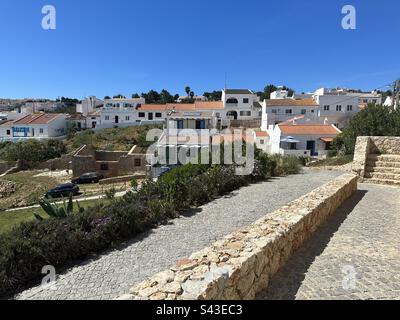 Salema an der Küste der Algarve Stockfoto
