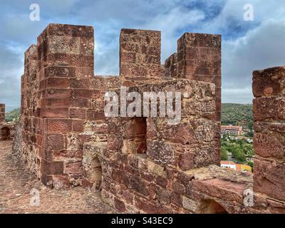 Details der alten Backsteinmauer im Schloss von Silves an der Algarve, Portugal. Stockfoto