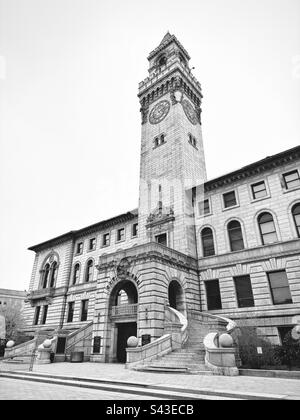 Seitenansicht des Rathauses von Worcester mit Stufen, Eingang und Turm. In Worcester, Massachusetts, USA. Schwarzweißfilter. Italienisches Gebäude von 1898. Stockfoto