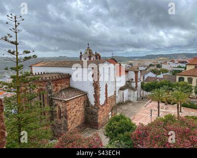 Von der Silves-Burg in der Algarve, Portugal, aus hat man einen Blick aus der Vogelperspektive auf die Silves-Kathedrale. Stockfoto