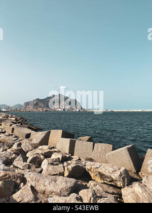 Große Zementblöcke schützen die Küste vor Erosion in der Nähe des Hafens in Palermo, Sizilien, Italien. Stockfoto