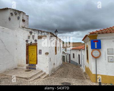 Malerische, enge Straße mit kleinen weißen Häusern in der Stadt Silves an der Algarve, Portugal. Stockfoto
