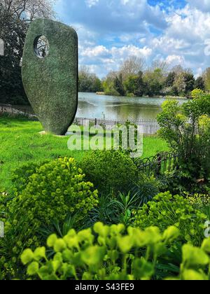 „Single Form (Memorial)“ südlich des Sees, Battersea Park, eine moderne Skulptur von Dame Barbara Hepworth ein Denkmal des UN-Generalsekretärs Dag Hammarskjöld. Klasse II gelistet Stockfoto