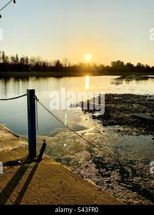 Am frühen Frühlingsmorgen über dem Dow's Lake. Stockfoto