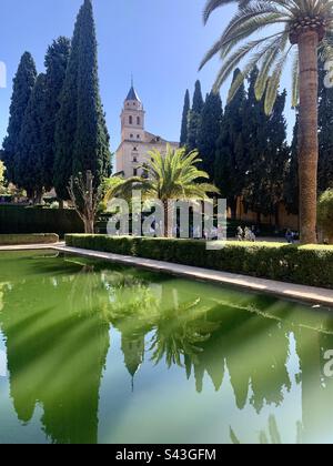 Reflexion im Wasser Generalife Alhambra Granada Stockfoto