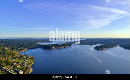 Mount Rainier und Seattle von über Poulsbo, Washington Stockfoto