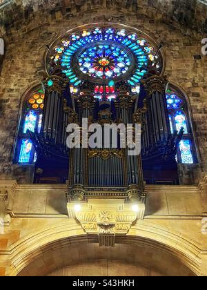 Església de Sant Bartomeu, Soller, Mallorca mit Orgel und Rosenfenster. Ursprünglich aus dem 13. Jahrhundert stammende römisch-katholische Kirche, heute im gotischen, barocken und Jugendstil. Stockfoto
