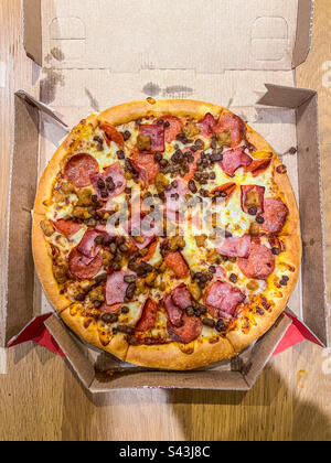 Fleischmahl-Pizza in der Schachtel Stockfoto