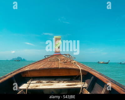 Blick von innen auf ein Langboot mit Blick auf das Meer im Süden Thailands Stockfoto