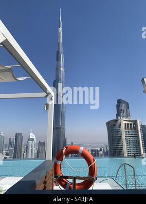 Dubai, Vereinigte Arabische Emirate - 21. April 2023: Blick auf den Burj Khalifa und die umliegenden Gebäude vom Pooldeck des Cé La VI Stockfoto