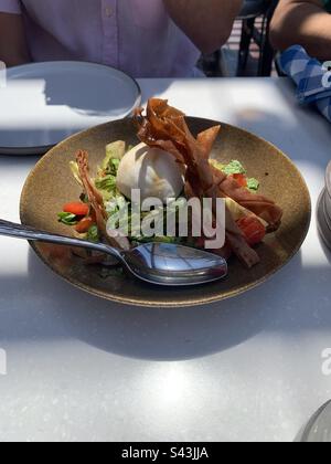 Eine Schüssel mit frisch zubereitetem Fettsalat mit Burrata-Käse Stockfoto