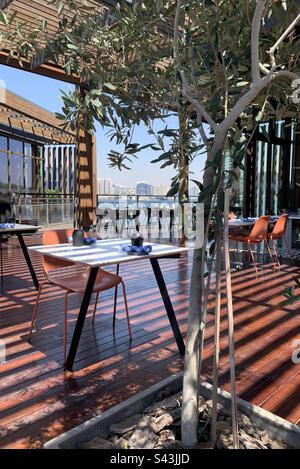 Restaurantterrasse im Freien mit Blick auf den Dubai Creek in Dubai, Vereinigte Arabische Emirate Stockfoto