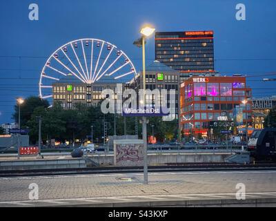 Ostbahnhof München bei Nacht mit Blick auf das Riesenrad und das Werksviertel. Stockfoto