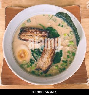 Schale mit Tonkotsu Ramen mit char siu Schweinefleisch und Ei Stockfoto