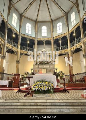 Blick auf den Altar in der Saint Paul's Cathedral in Guadeloupe. Foto wurde im April 2023 in Guadeloupe aufgenommen Stockfoto