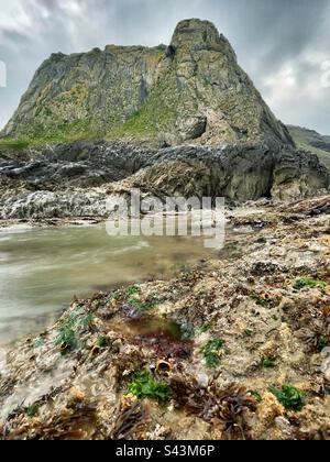 Felsige Küste unterhalb der Goat's Hole Cave (Paviland-Höhle), South Gower, Swansea, Wales. Stockfoto