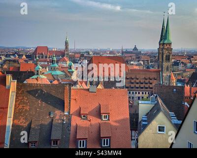 Blick auf Nürnberg mit seinen Dächern und Kirchen vom Schlosshügel. Stockfoto