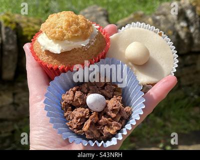 Hausgemachte Osterkuchen - Simnel Cupcake, Schwammkuchen und Cornflakes mit Schokolade Stockfoto