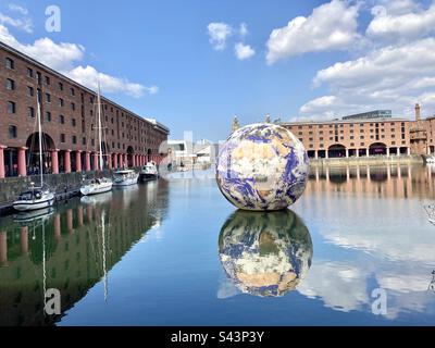 Schwimmende Erde Albert Dock Liverpool Stockfoto