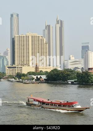 Blick auf den Fluss Chao Phraya in Bangkok, Thailand. Stockfoto