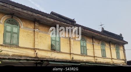 Wunderschöne alte Gebäude entlang des Chao Phraya Flusses in Bangkok, Thailand. Stockfoto