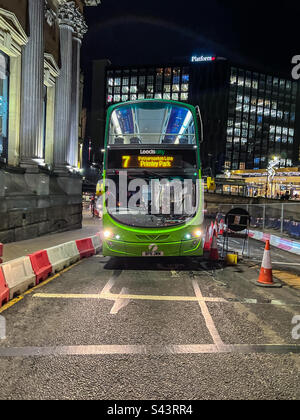 Grüner Bus auf der Wellington Street im Stadtzentrum von Leeds Stockfoto