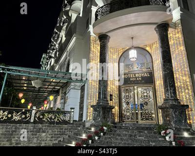 Exklusives High-End-Hotel mit wunderschöner Tür in Hoi an, Vietnam während der Weihnachtszeit Stockfoto