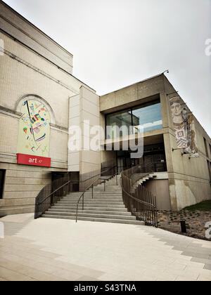 Worcester, Massachusetts, USA: Seiteneingang zum Worcester Art Museum. Betonarchitektur mit Stufen bis zur Tür. Großes Banner, auf dem steht: KUNST. Stockfoto