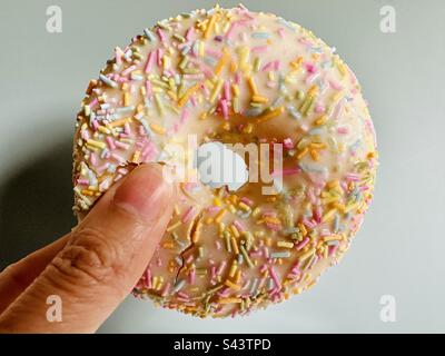 Donut mit Zuckerstränken oben drauf Stockfoto