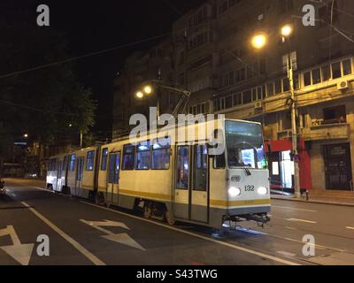 Bukarest, Rumänien. Straßenszene mit vorbeifahrender Straßenbahn. Öffentliche Verkehrsmittel in Bukarest. Stockfoto