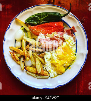 Zwiebeln, rote und grüne scharfe Chilis, Speck, Bratkartoffeln und Eier zum Frühstück in Queretaro, Mexiko Stockfoto