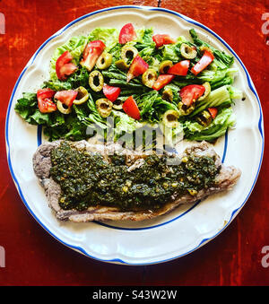 Rindfleisch mit grünem Koriander und Kräutersauce und Salat mit Tomaten und Oliven in Queretaro, Mexiko Stockfoto