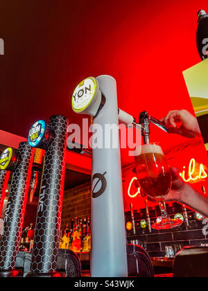 Ein Pint Bier in der trendigen Cocktailbar wird serviert Stockfoto
