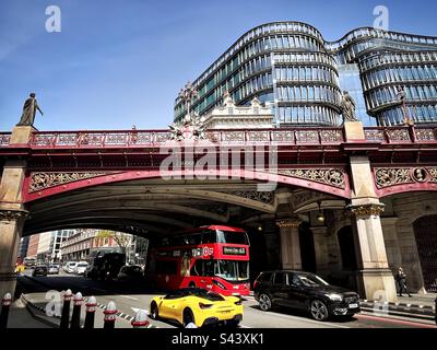 Der Verkehr verläuft unter dem Holborn Viaduct in der City of London. Das Viadukt erstreckt sich über den steilen Holborn Hill und den Fluss Fleer Valley. Holborn Viaduct wurde zwischen 1863 und 1869 erbaut. Stockfoto