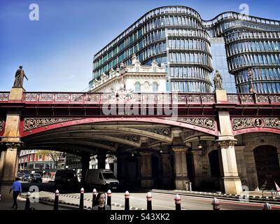 Der Verkehr verläuft unter dem Holborn Viaduct in der City of London. Das Viadukt erstreckt sich über den steilen Holborn Hill und den Fluss Fleer Valley. Holborn Viaduct wurde zwischen 1863 und 1869 erbaut. Stockfoto